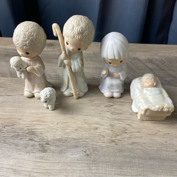 Precious Moments Nativity Figurine 5pcs.  Come Let us Adore Him. - Picture 8 of 9